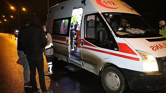 Otomobil refüje çarpıp devrildi: 4 yaralı