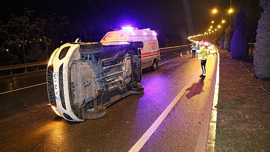 Otomobil refüje çarpıp devrildi: 4 yaralı