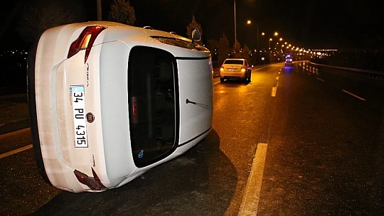 Otomobil refüje çarpıp devrildi: 4 yaralı