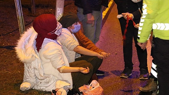 Otomobil refüje çarpıp devrildi: 4 yaralı