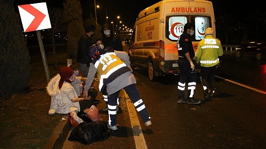 Otomobil refüje çarpıp devrildi: 4 yaralı