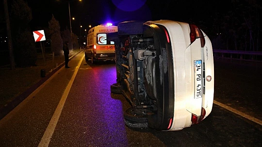 Otomobil refüje çarpıp devrildi: 4 yaralı