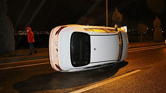 Otomobil refüje çarpıp devrildi: 4 yaralı