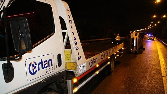 Otomobil refüje çarpıp devrildi: 4 yaralı