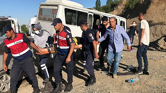 Otomobil tarım işçilerini taşıyan minibüse çaptı: 17 yaralı