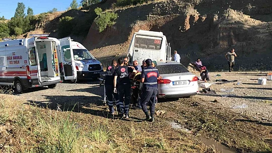 Otomobil tarım işçilerini taşıyan minibüse çaptı: 17 yaralı