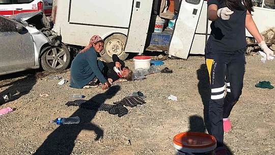 Otomobil tarım işçilerini taşıyan minibüse çaptı: 17 yaralı