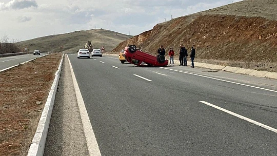 Otomobil ters döndü, sürücü yara almadan kurtuldu