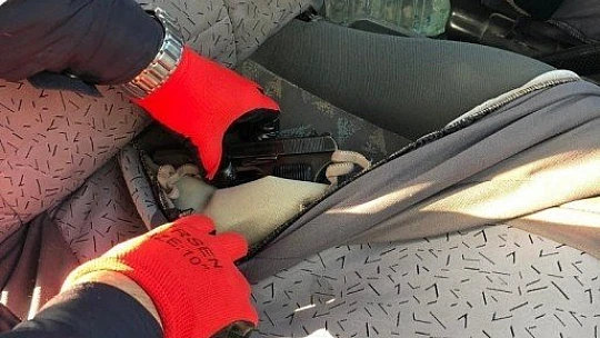 Otomobilin koltuğuna gizlenen tabanca ele geçirildi