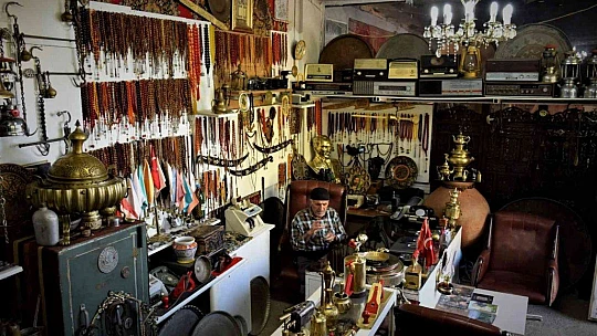 Yıllarca topladığı giysileri antika eşyalarla takas etti, deposunu müzeye çevirdi