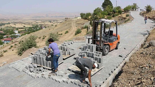 Palu'da asfalt bakım onarım ve yol genişletme çalışmaları