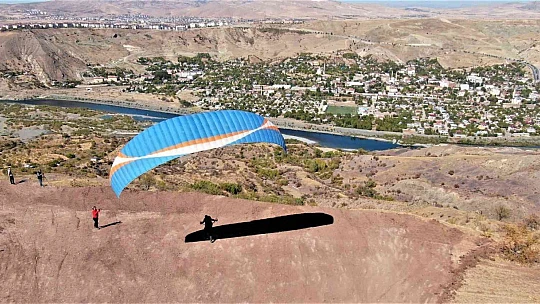Palu semaları, yamaç paraşütçülerine ev sahipliği yaptı