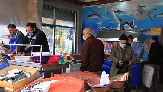 Pandemi ile birlikte talepler değişti, balıklar pişirilerek evlere servis edilmeye başlandı