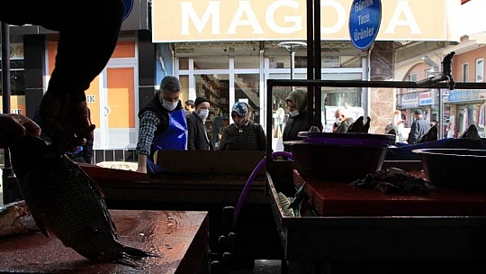 Pandemi ile birlikte talepler değişti, balıklar pişirilerek evlere servis edilmeye başlandı