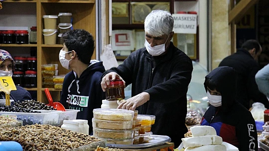 Pandemi ile durgunluk yaşayan kapalı çarşı, Ramazan'la hareketlendi
