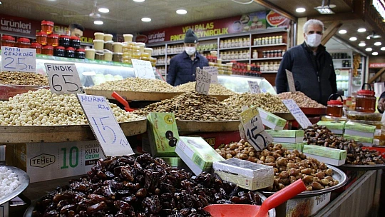 Pandemi ile durgunluk yaşayan kapalı çarşı, Ramazan'la hareketlendi