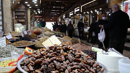Pandemi ile durgunluk yaşayan kapalı çarşı, Ramazan'la hareketlendi