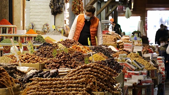 Pandemi ile durgunluk yaşayan kapalı çarşı, Ramazan'la hareketlendi