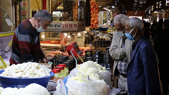 Pandemi ile durgunluk yaşayan kapalı çarşı, Ramazan'la hareketlendi