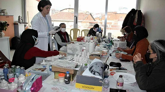 Pandemiyi fırsata çeviren kadınlar, çini ustası oldu