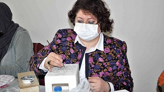 Pandemiyi fırsata çeviren kadınlar, çini ustası oldu