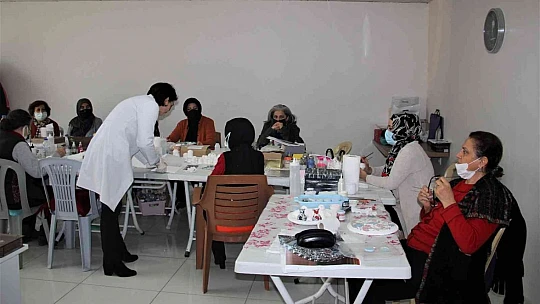 Pandemiyi fırsata çeviren kadınlar, çini ustası oldu