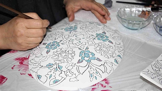 Pandemiyi fırsata çeviren kadınlar, çini ustası oldu