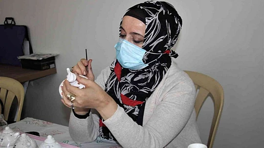 Pandemiyi fırsata çeviren kadınlar, çini ustası oldu
