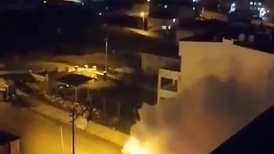 Park halindeki araç alev topuna döndü