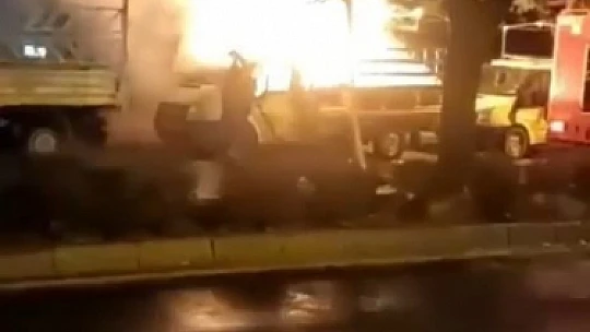 Park halindeki pikap alev alev yandı