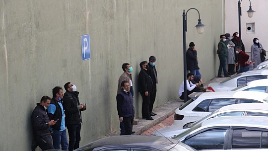 Pencereye çıkan kızı, vatandaşlar film gibi izledi