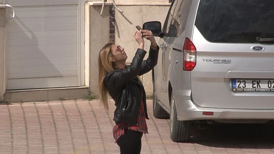 Pencereye çıkan kızı, vatandaşlar film gibi izledi