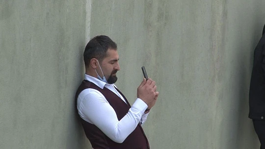 Pencereye çıkan kızı, vatandaşlar film gibi izledi