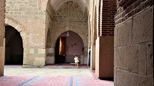 Pisa kulesinden daha eğik olan tarihi eğri minare ilk günkü ihtişamını koruyor