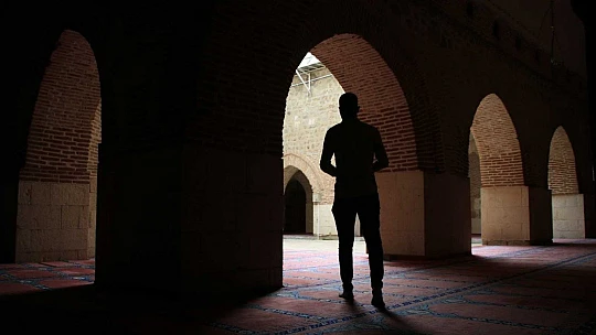 Pisa kulesinden daha eğik olan tarihi eğri minare ilk günkü ihtişamını koruyor