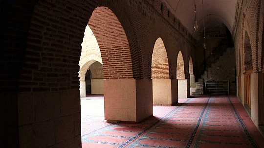 Pisa kulesinden daha eğik olan tarihi eğri minare ilk günkü ihtişamını koruyor