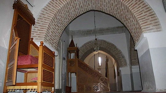 Pisa kulesinden daha eğik olan tarihi eğri minare ilk günkü ihtişamını koruyor