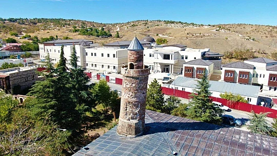 Pisa kulesinden daha eğik olan tarihi eğri minare ilk günkü ihtişamını koruyor