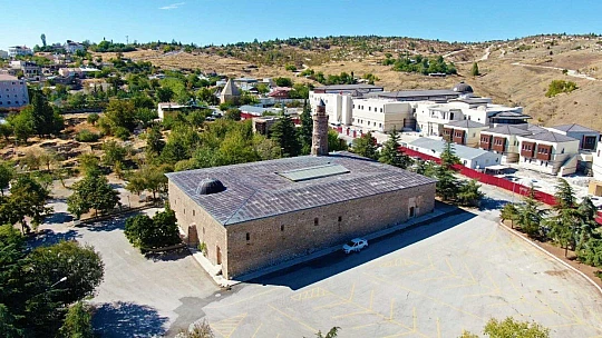 Pisa kulesinden daha eğik olan tarihi eğri minare ilk günkü ihtişamını koruyor