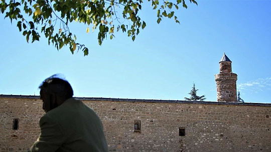 Pisa kulesinden daha eğik olan tarihi eğri minare ilk günkü ihtişamını koruyor