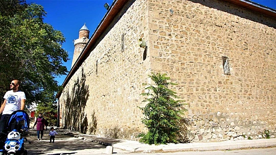 Pisa kulesinden daha eğik olan tarihi eğri minare ilk günkü ihtişamını koruyor