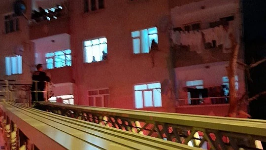 Polis ve itfaiye ekibinin müdahalesi genç kızı kurtardı
