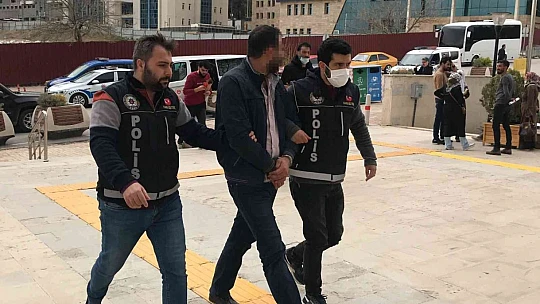 Polisi görüp kaçmaya çalıştı, attığı poşetten uyuşturucu çıktı