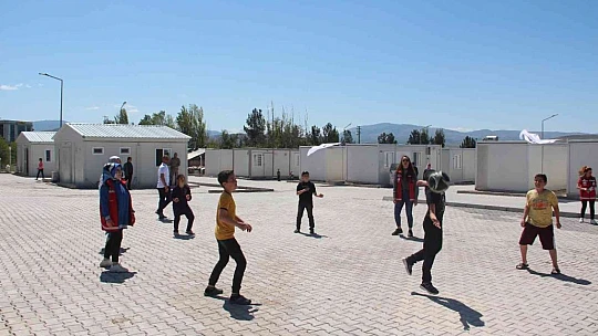 Psikososyal ekibi, savaştan tahliye edilen Ahıska Türklerini biran olsun yalnız bırakmıyor