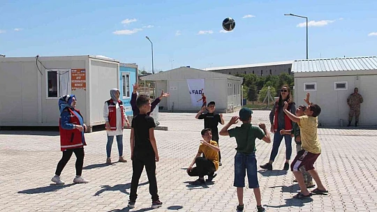 Psikososyal ekibi, savaştan tahliye edilen Ahıska Türklerini biran olsun yalnız bırakmıyor