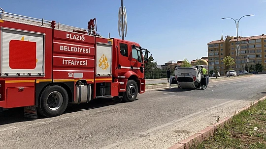 Refüje çarpan otomobil ters döndü:2 yaralı