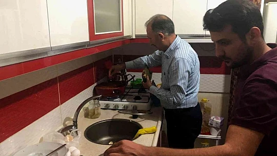 Rektör Prof. Dr. Göktaş, öğrenci evinde sahur yaptı