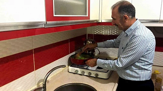 Rektör Prof. Dr. Göktaş, öğrenci evinde sahur yaptı