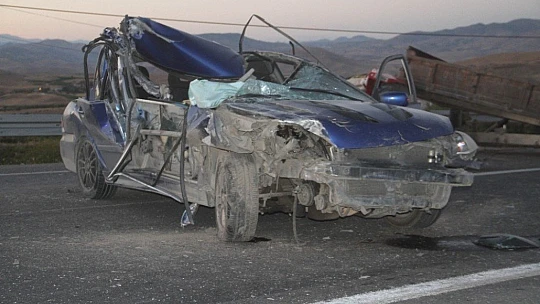 Römorka çarpan otomobil hurdaya döndü: 1 ağır yaralı