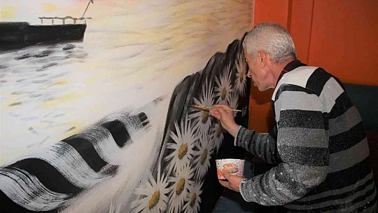 Ruhsuz duvarları hayalleriyle renklendiriyor
